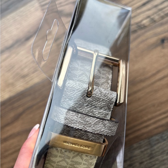 Michael Kors cream and tan Leather Belt - Picture 7 of 7